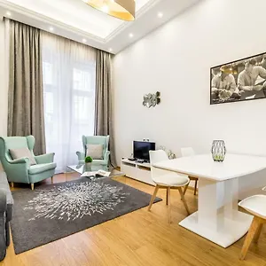 hello-downtown-apartment-movie.inbudapesthotels.com/